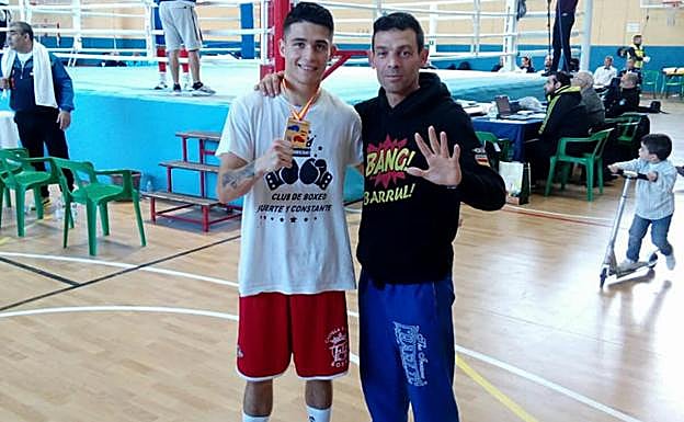 Antonio Barrul, junto a su padre Vicente, posa con la medalla de campeón nacional.