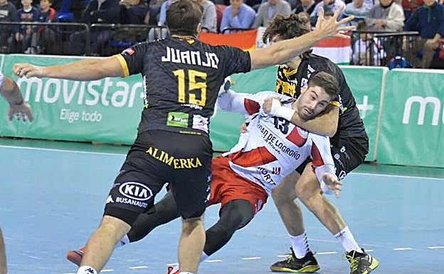 Juanjo y Carou tratan de frenar a Juan Castro.