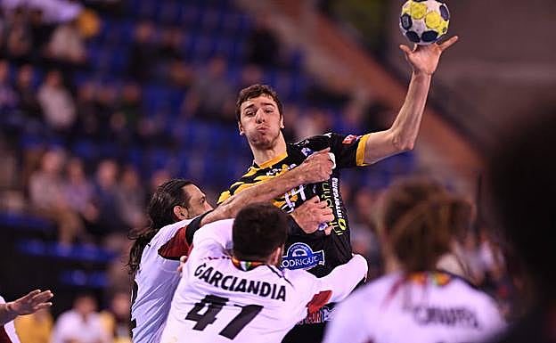 David Fernández trata de lanzar.