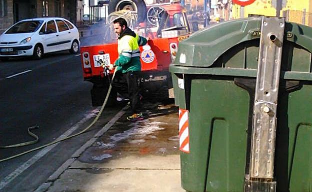 Intervención de un voluntario de Protección Civil.