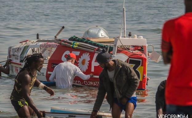 Ramón Gutiérrez arrastra su embarcación hasta el mar para iniciar la aventura.