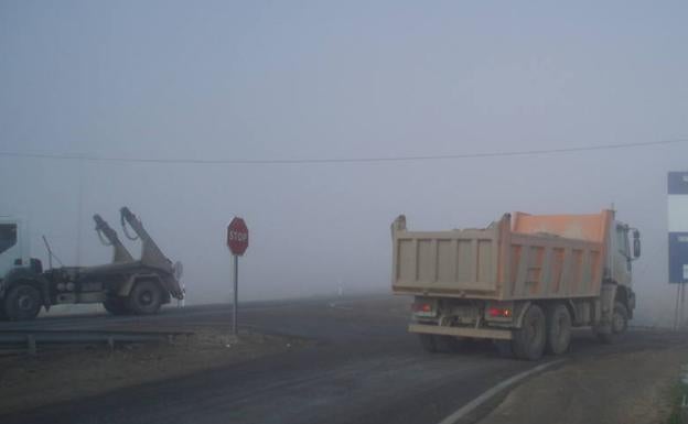 Un camión gira a la izquierda entre la niebla en la N-601 en una imagen de archivo