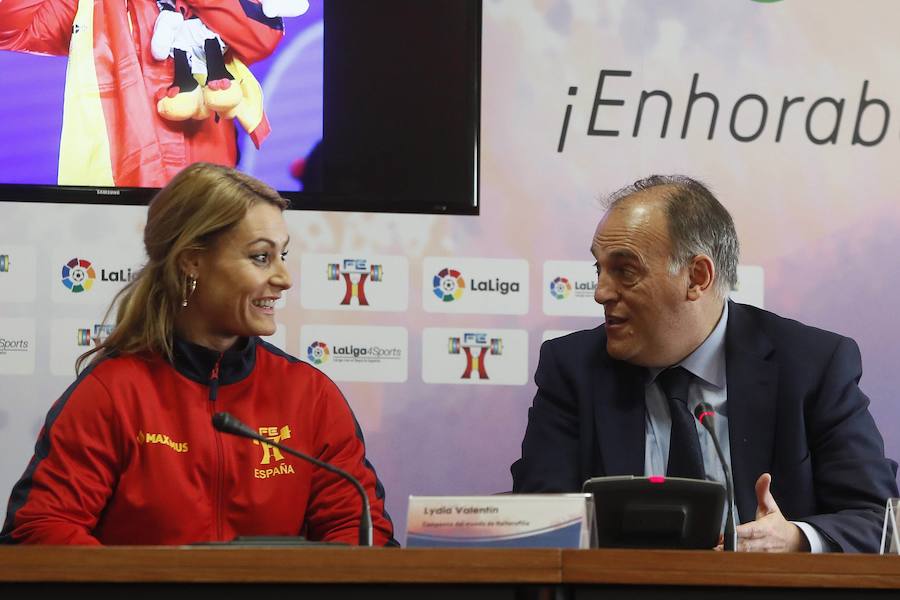 Recibimiento a Lydia Valentín y el equipo de halterofilia en la sede de La Liga