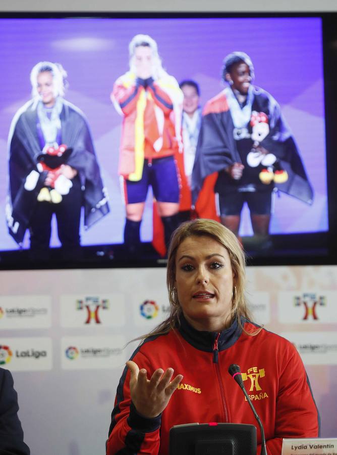 Recibimiento a Lydia Valentín y el equipo de halterofilia en la sede de La Liga