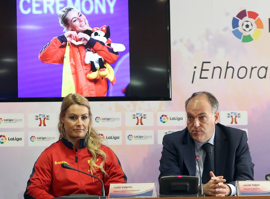 Recibimiento a Lydia Valentín y el equipo de halterofilia en la sede de La Liga