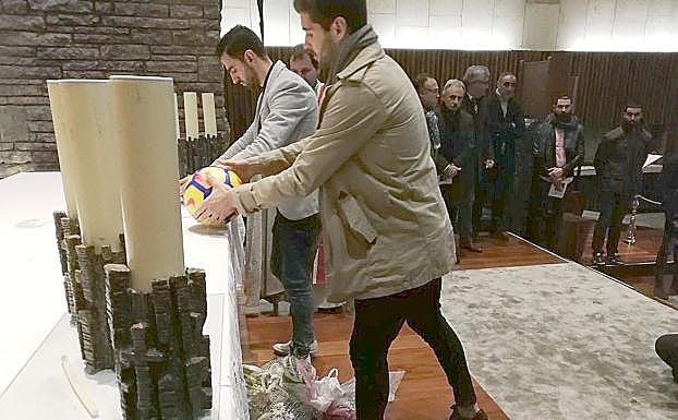 Un instante de la ofrenda realizada este lunes.