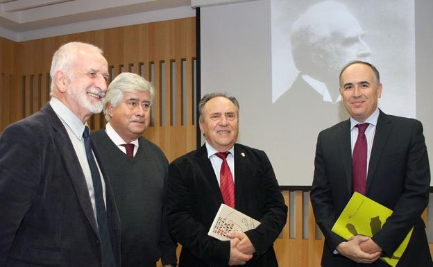 De izquierda a derecha, el académico Salvador Gutiérrez; Francisco Carantoña, catedrático; Miguel Ángel Fernández, diputado de Cultura y Francisco Balado, profesor de la UNED.