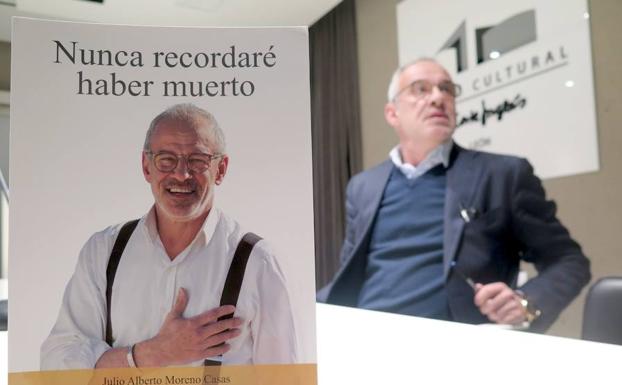 Julio Alberto con un ejemplar de su último libro. 