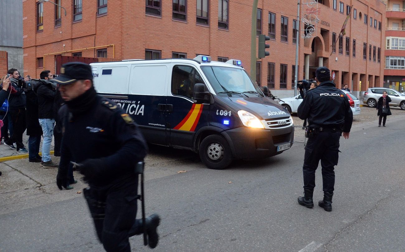 Llegada de los tres detenidos por el caso de abuso sexual en Aranda de Duero para declarar en el juzgado de Aranda de Duero.