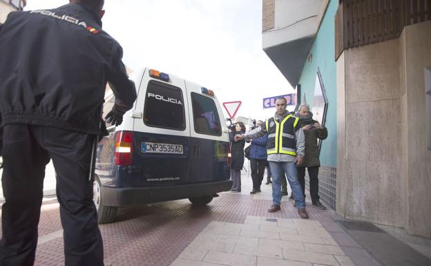 Efectivos policiales en el portal en el que se encuentra el piso de los jugadores.