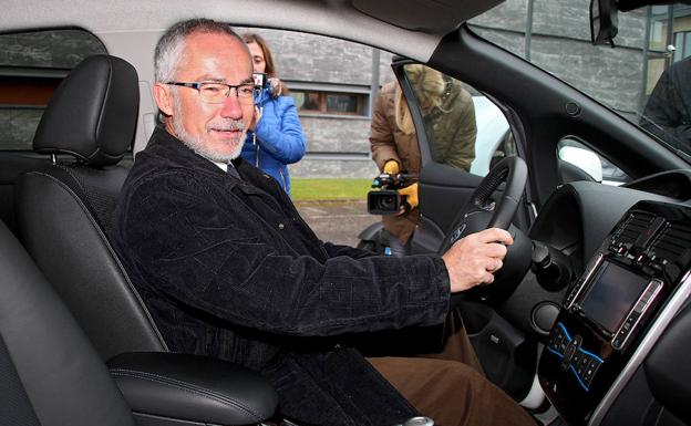 Ricardo González Manterio subido a un vehículo eléctrico. 