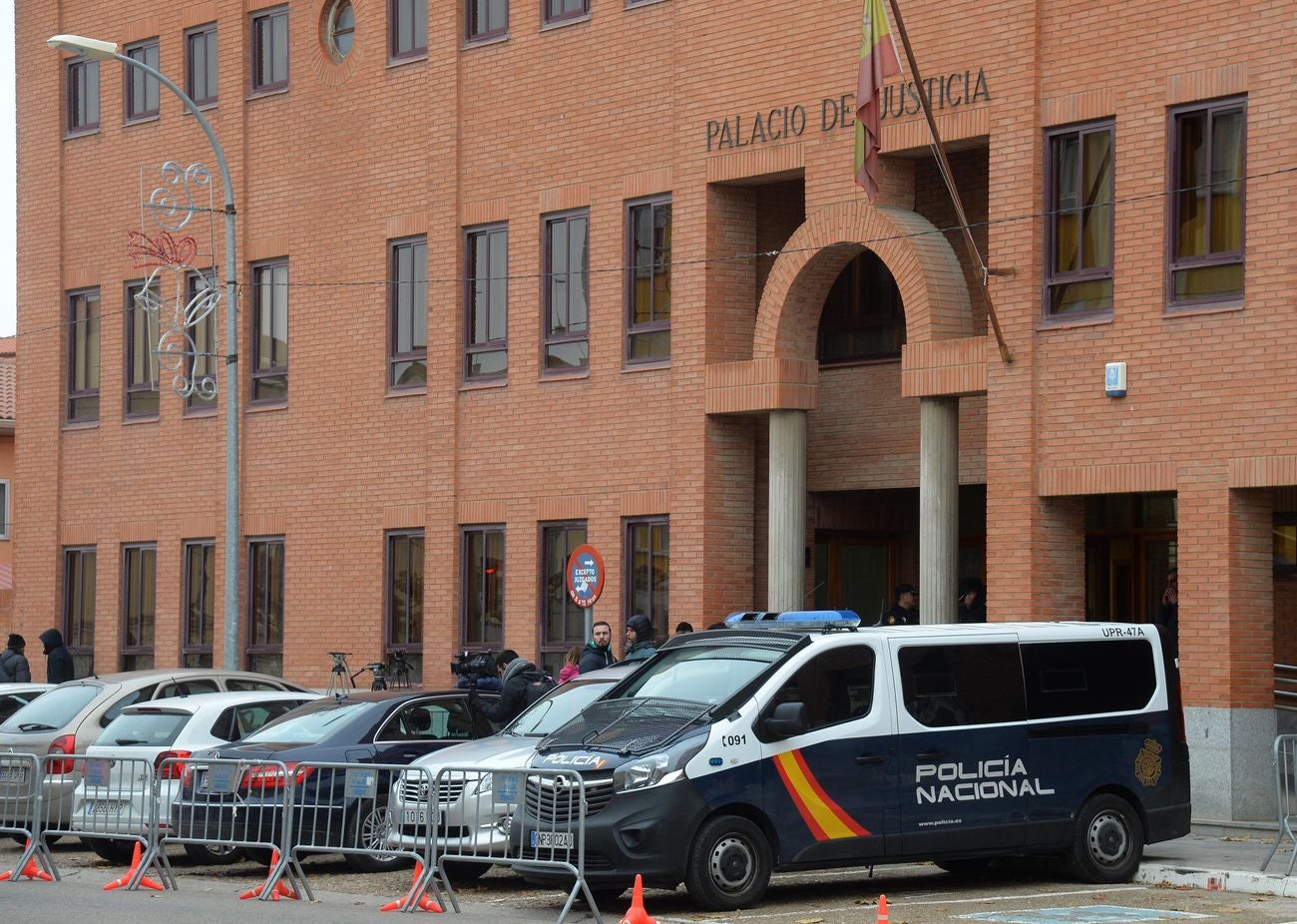 Llegada de los tres detenidos por el caso de abuso sexual en Aranda de Duero para declarar en el juzgado de Aranda de Duero.