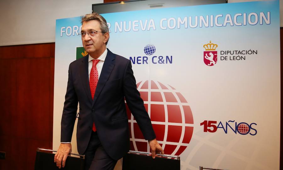 El presidente de la Diputación de León, Juan Martínez Majo, durante su intervención sobre los presupuestos de la institución provincial en el Foro Nueva Comunicación, organizado por el grupo Noroeste en Red y Caja Rural en Ponferrada 