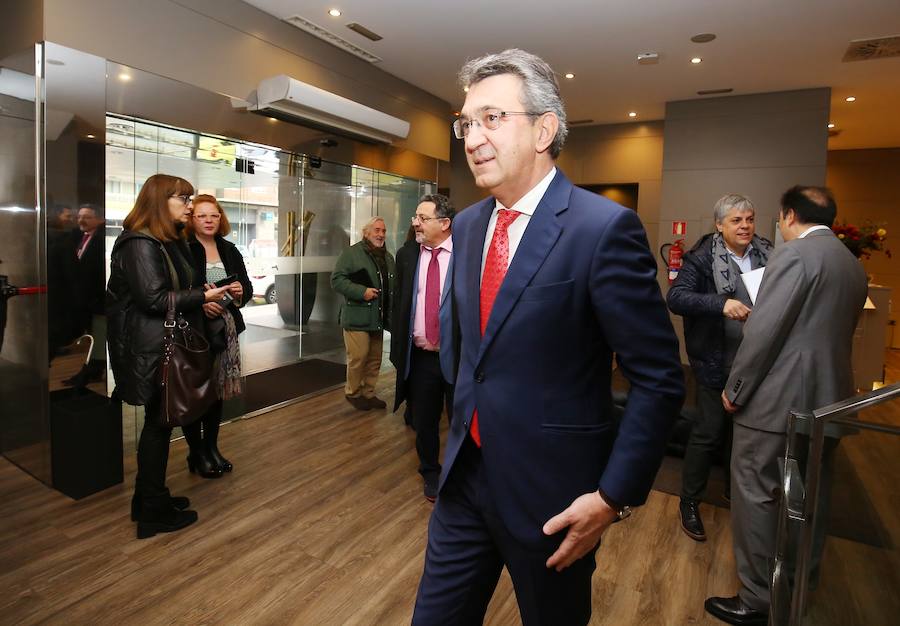 El presidente de la Diputación de León, Juan Martínez Majo, durante su intervención sobre los presupuestos de la institución provincial en el Foro Nueva Comunicación, organizado por el grupo Noroeste en Red y Caja Rural en Ponferrada 