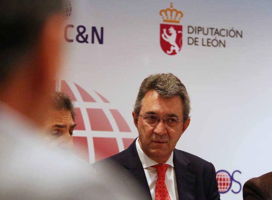 El presidente de la Diputación de León, Juan Martínez Majo, durante su intervención sobre los presupuestos de la institución provincial en el Foro Nueva Comunicación, organizado por el grupo Noroeste en Red y Caja Rural en Ponferrada 