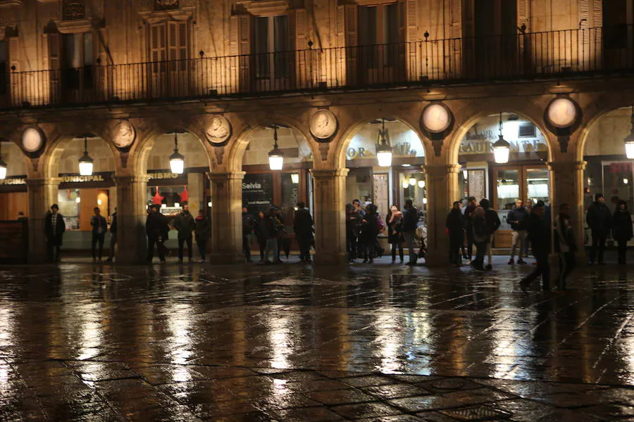 La lluvia se invita a la Nochevieja Universitaria de Salamanca