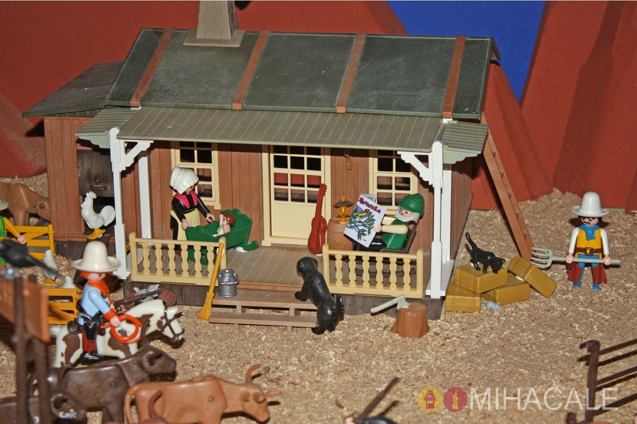 La exposición muestra las "Navidades locas en el lejano Oeste" una exposición de figuras de Playmobil propiedad del coleccionista Fernando Barrientos.