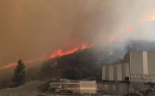 Las llamas, durante el incendio de La Cabrera. 