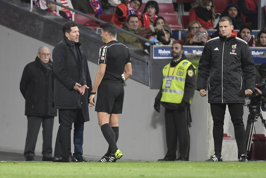 Un gol de Fernando Torres, que partió de suplente, a falta de 20 minutos para el final, dio la victoria al Atlético ante el Alavés en la jornada 16 de Liga.