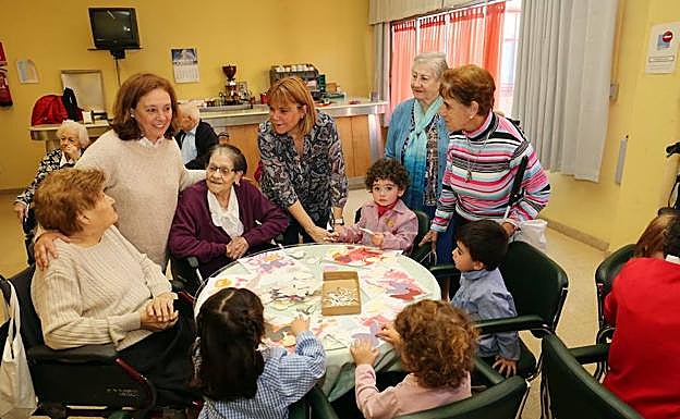 Aurora Baza visita las actividades. 