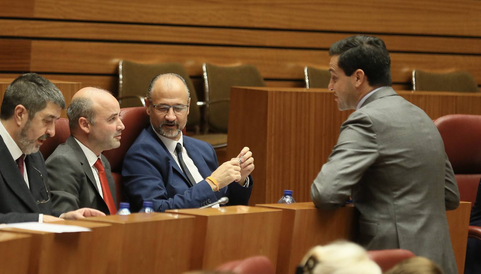 La consejera de Economía y Hacienda, Pilar del Olmo, abrió hoy la primera sesión del pleno que aprobará, previsiblemente, la Ley de Medidas y el proyecto presupuestario que contempla 10.859,2 millones de euros