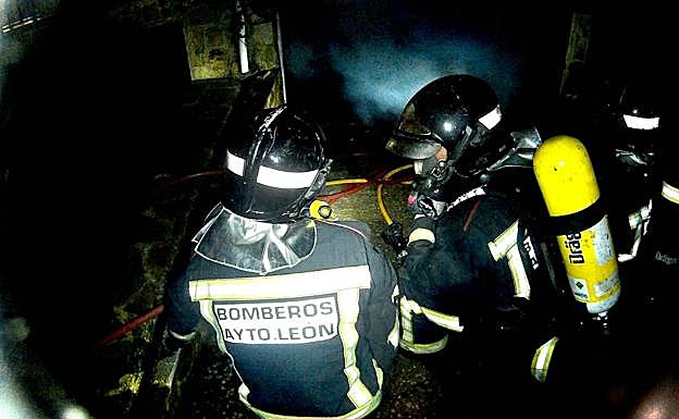 Dotación de Bomberos de León.