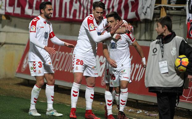 Iza celebra un gol con Señé y Viti.