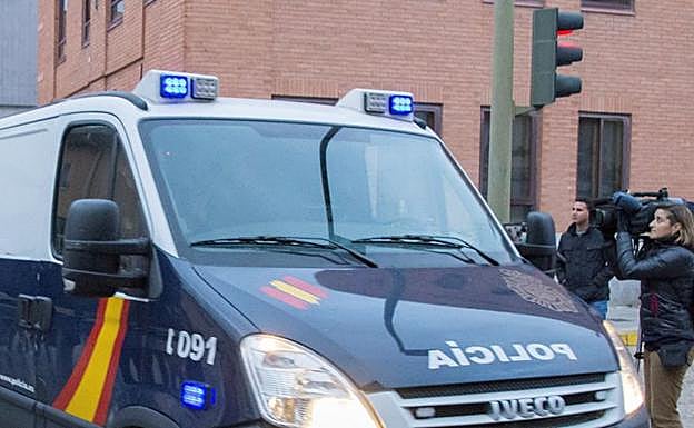 Un vehículo policial traslada a los detenidos.