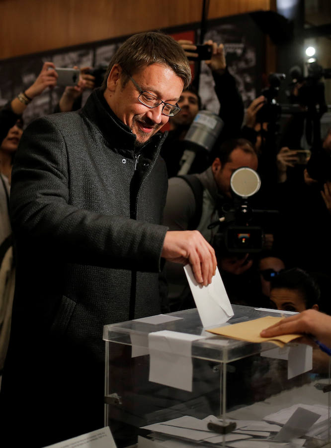 Los principales líderes de las diferentes fuerzas políticas que concurren a las elecciones, votan en sus respectivos colegios electorales.