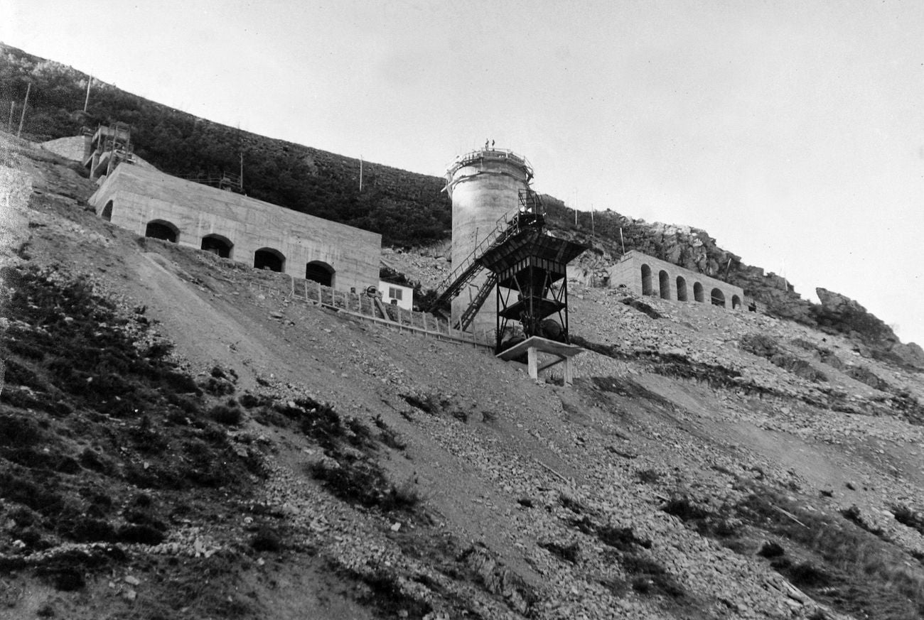 Llenado en pruebas del embalse del Porma, en León, el 22 de diciembre de 1967