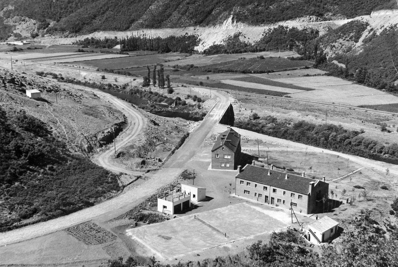 Llenado en pruebas del embalse del Porma, en León, el 22 de diciembre de 1967
