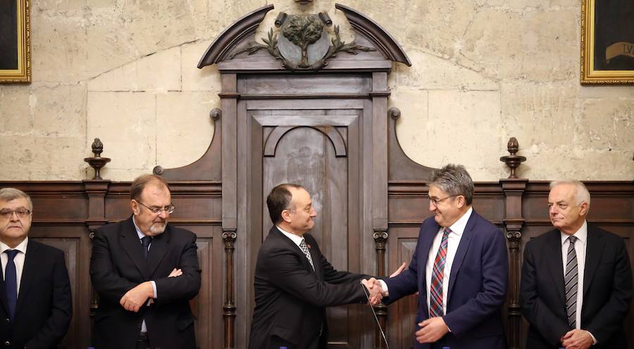 El secretario de la Consejería de Educación, Juan Casado; el consejero de Educación de la Junta de Castilla y León, Fernando Rey; el rector de la UVa, Daniel Miguel San José; el periodista Óscar Campillo y su predecesor en el cargo, Gerardo Gutiérrez, en la toma posesión como presidente del Consejo Social de la UVa