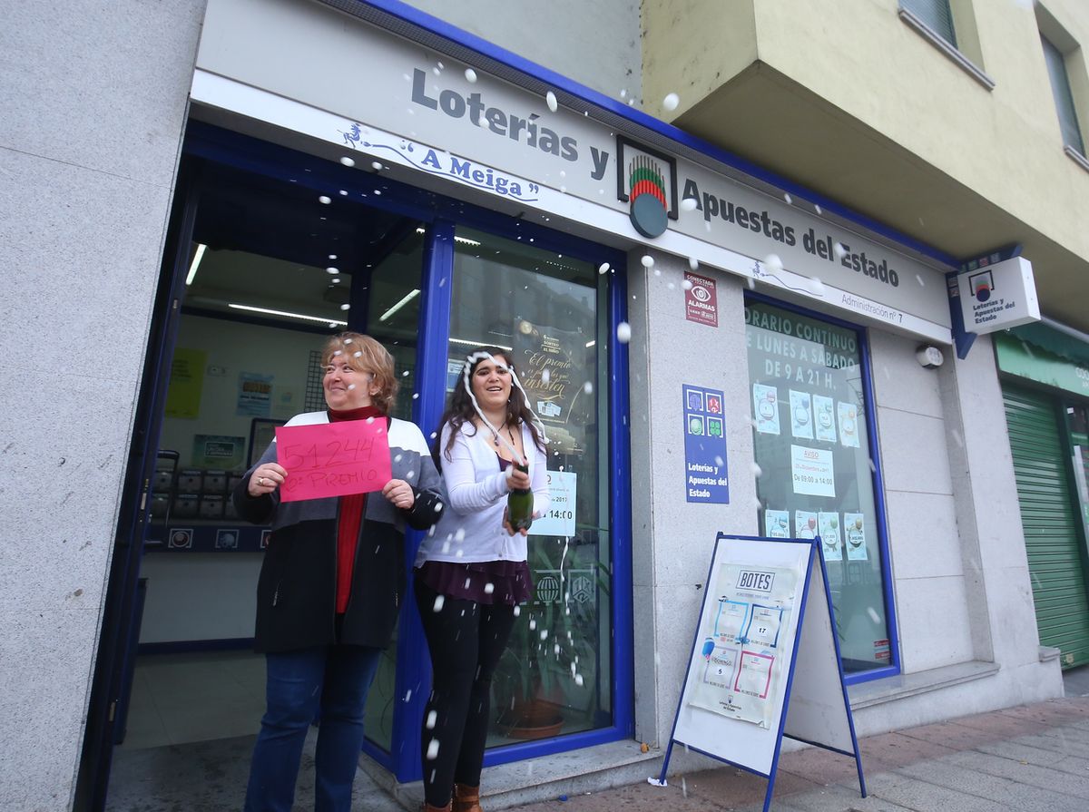 Un décimo del segundo premio de la lotería de Navidad es vendido en la administración 'A Meiga', de Ponferrada