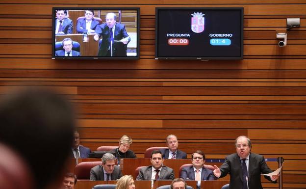 El presidente de la Junta de Castilla y León, Juan Vicente Herrera, interviene en el Pleno de las Cortes. 