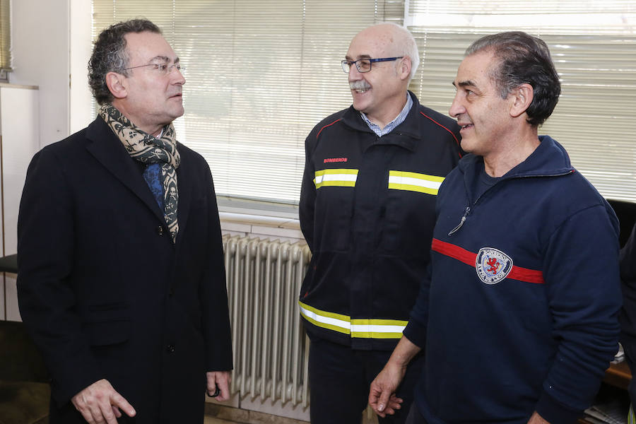 La felicitación a bomberos y policías