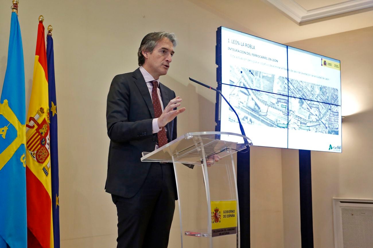 El ministro de Fomento, Íñigo de la Serna, preside en Oviedo el acto de presentación de la Línea Alta Velocidad León-Asturias León-Pola de Lena. 