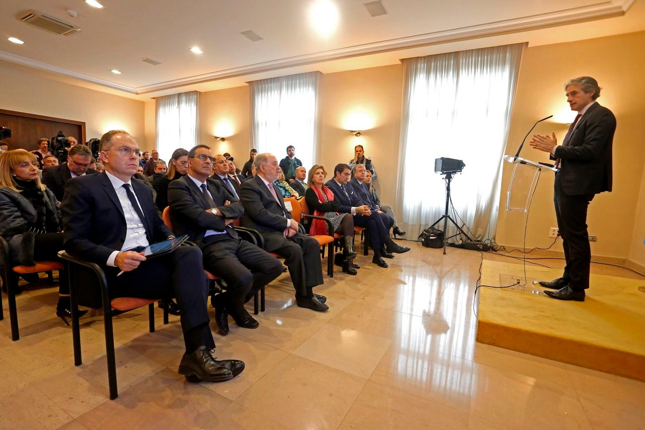 El ministro de Fomento, Íñigo de la Serna, preside en Oviedo el acto de presentación de la Línea Alta Velocidad León-Asturias León-Pola de Lena. 