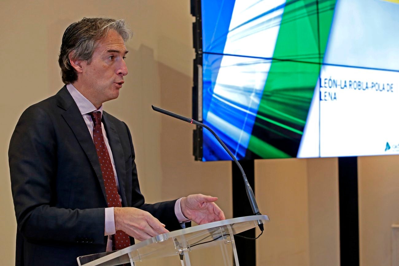 El ministro de Fomento, Íñigo de la Serna, preside en Oviedo el acto de presentación de la Línea Alta Velocidad León-Asturias León-Pola de Lena. 