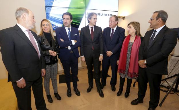 Íñigo de la Serna, este martes, junto a Suárez-Quiñones y Antonio Silván, durante el anuncio de las novedades para la llegada del AVE de León a Asturias.