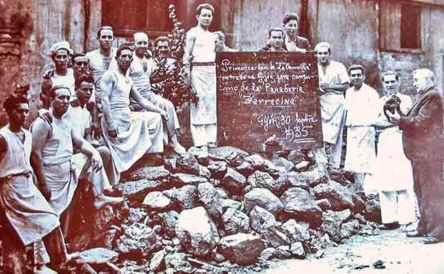 La primera tonelada de carbón extraída de La Camocha, en 1935.