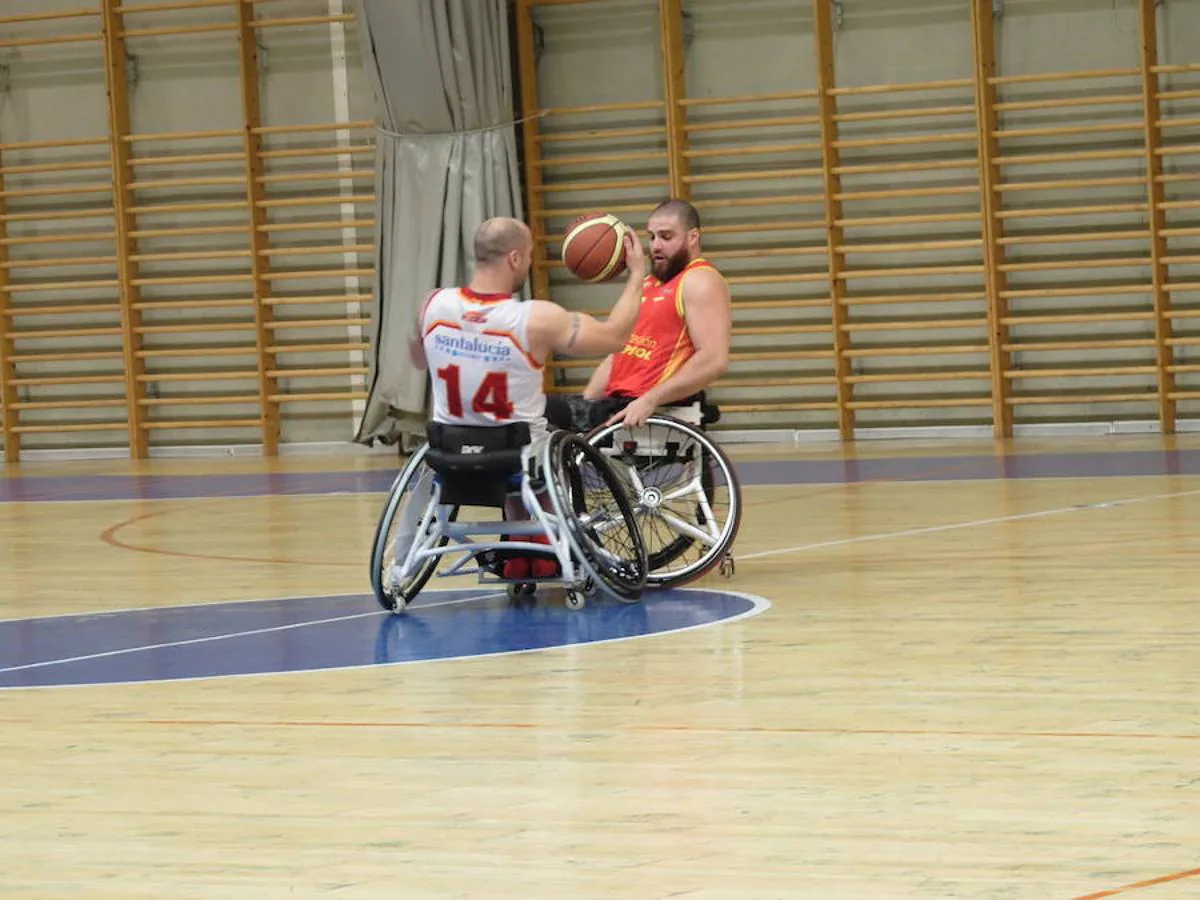 La selección española de basket en silla de ruedas se entrena en León