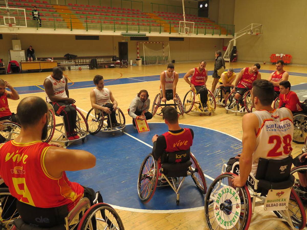 La selección española de basket en silla de ruedas se entrena en León