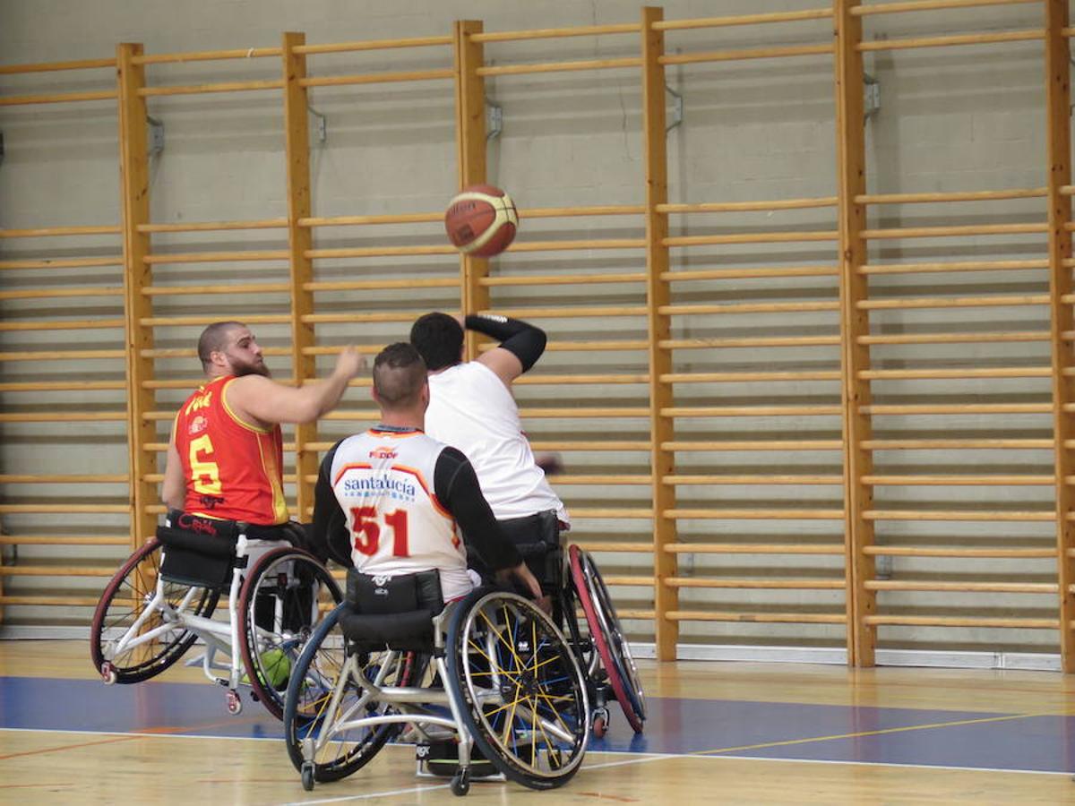 La selección española de basket en silla de ruedas se entrena en León