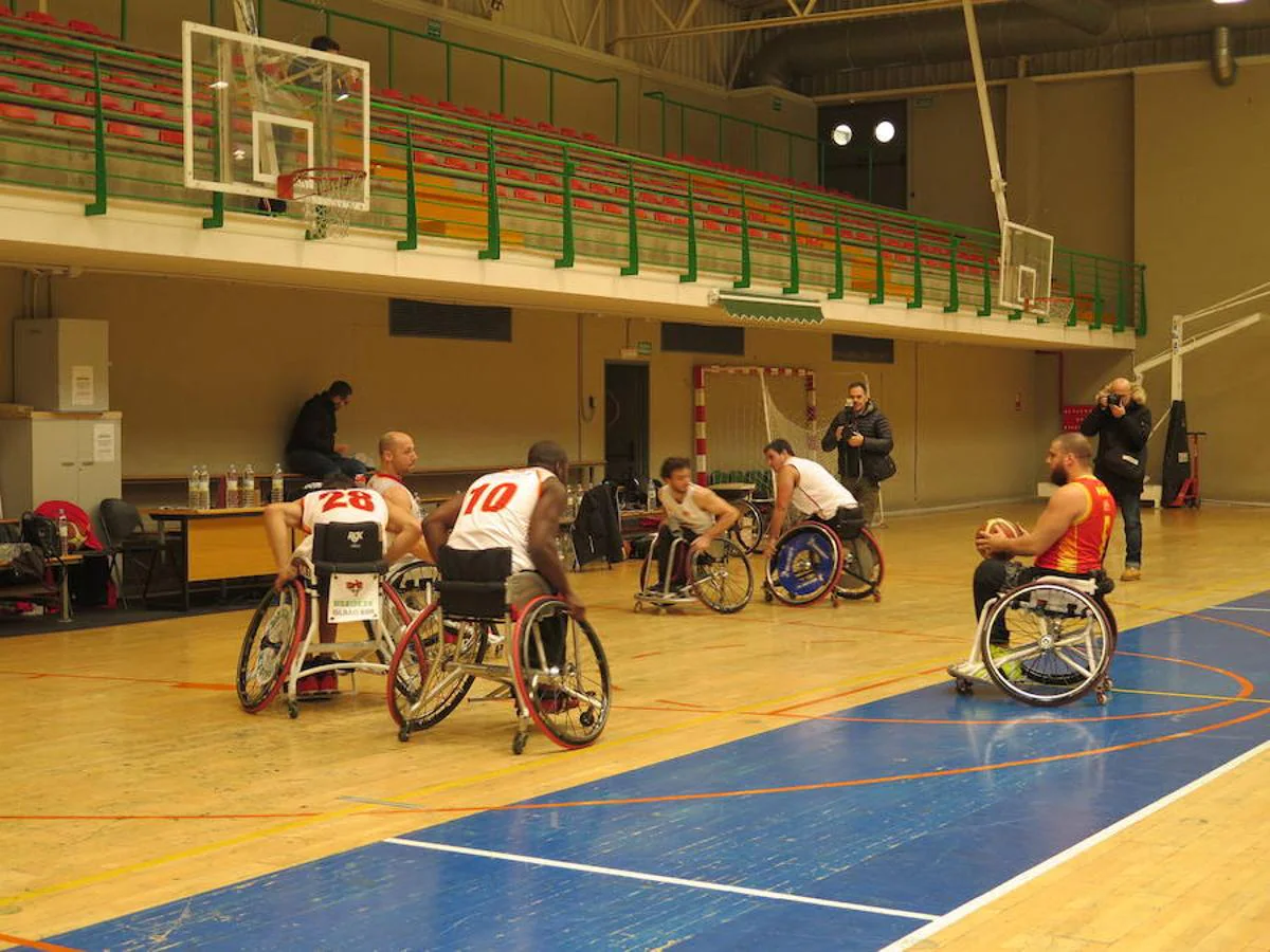 La selección española de basket en silla de ruedas se entrena en León
