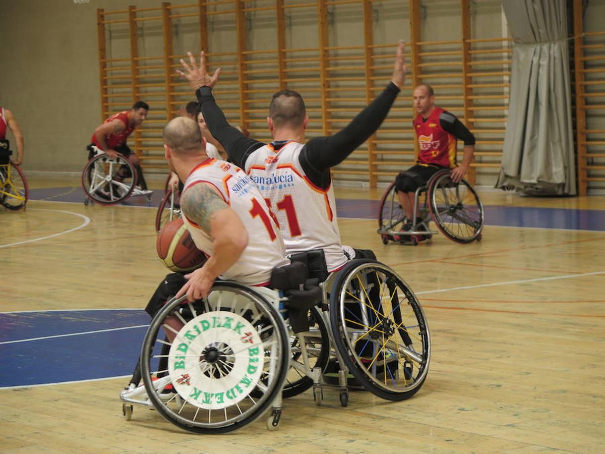 La selección española de basket en silla de ruedas se entrena en León