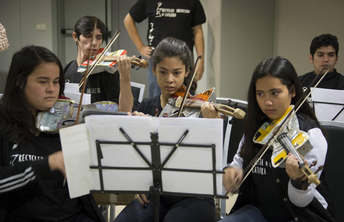 La Orquesta Cateura utiliza los despojos para crear eficaces instrumentos