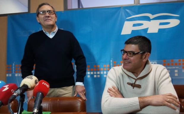 El portafoz del PP en Cacabelos, Adolfo Canedo (I), junto al concejal José Manuel Cela, durante su comparecencia.