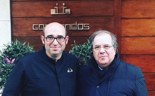 Juanjo 'Cocinandos', este jueves, junto a Juan Vicente Herrera a las puertas de su restaurante.
