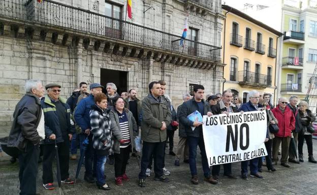 La movilización se inió con una concentración a las puertas del Ayuntamiento de Ponferrada.