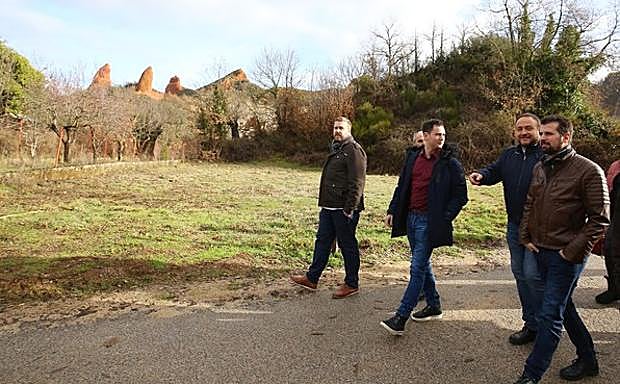 El secretario general del PSOE de Castilla y León, Luis Tudanca (D), junto al secretario provincial del PSOE, Javier Cendón (3D), y el presidente del Consejo Comarcal, Gerardo Álvarez Courel (2D), durante la visita.